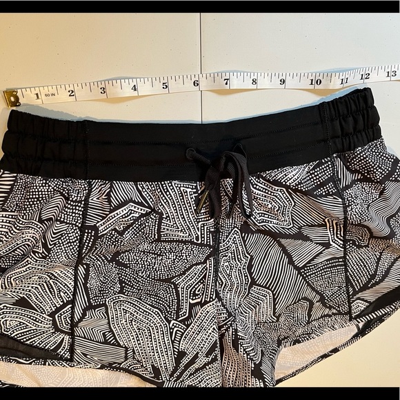 Lululemon Hotty Hot Long Dottie Tribe Black White Shorts. Size 4 - Picture 5 of 6